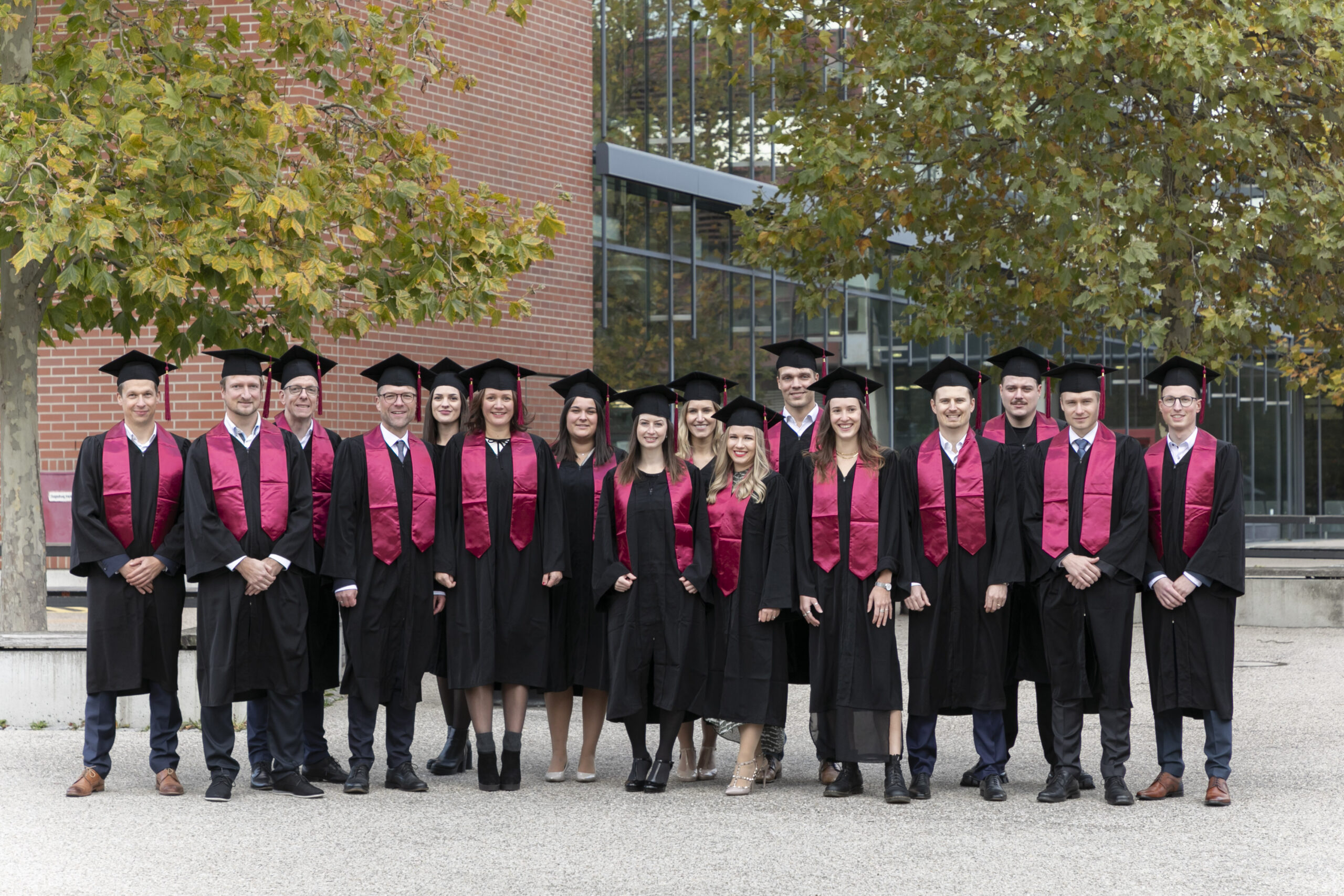 Das Bild illustriert die Bandbreite und den intersektoralen Charakter von Class I (2020-2022), mit Elementen, die Branchen wie Automobilindustrie, Versicherungswesen und E-Commerce darstellen. Es zeigt auch Logos von Unternehmen wie Siemens, adidas und Audi, was die umfangreichen beruflichen Möglichkeiten für Studierende hervorhebt und die Verbindung zwischen akademischer Ausbildung und führenden Industrien unterstreicht.