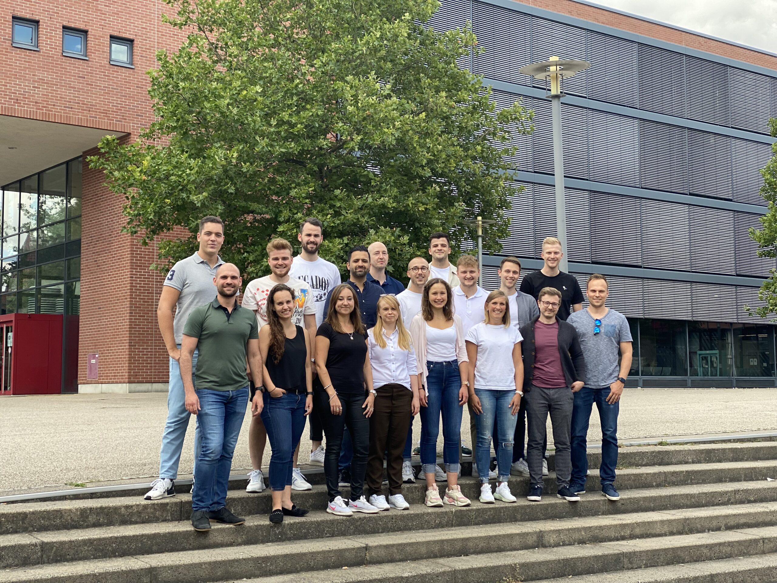 Das Bild zeigt die diversen Sektoren und führenden Unternehmen, die mit Class II (2021-2023) verbunden sind. Es symbolisiert Branchen wie Automobilindustrie, Energieversorgung und Medizintechnik. Dazu werden Logos von Arbeitgebern wie Siemens, adidas und MAN dargestellt, die die Vielfalt der Karrierewege und die Verknüpfung von Theorie und Praxis im Studium unterstreichen.