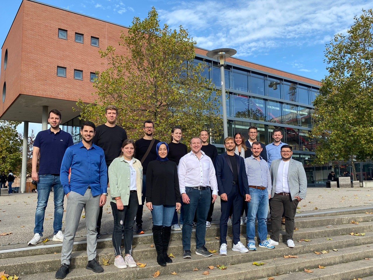 Das Bild repräsentiert die Vielfalt und Innovationskraft der Class III (2022-2024), mit Symbolen und Elementen, die ausgewählte Branchen wie industrielle Kommunikation, Luftfahrt, Automobilindustrie und Medizintechnik darstellen. Zusätzlich sind Logos führender Arbeitgeber wie Siemens, Turkish Airlines und Audi integriert, um die Bandbreite der beruflichen Möglichkeiten für Absolventen zu illustrieren.